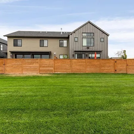 Luxury Townhome On The Park With Bridger Mtn Views